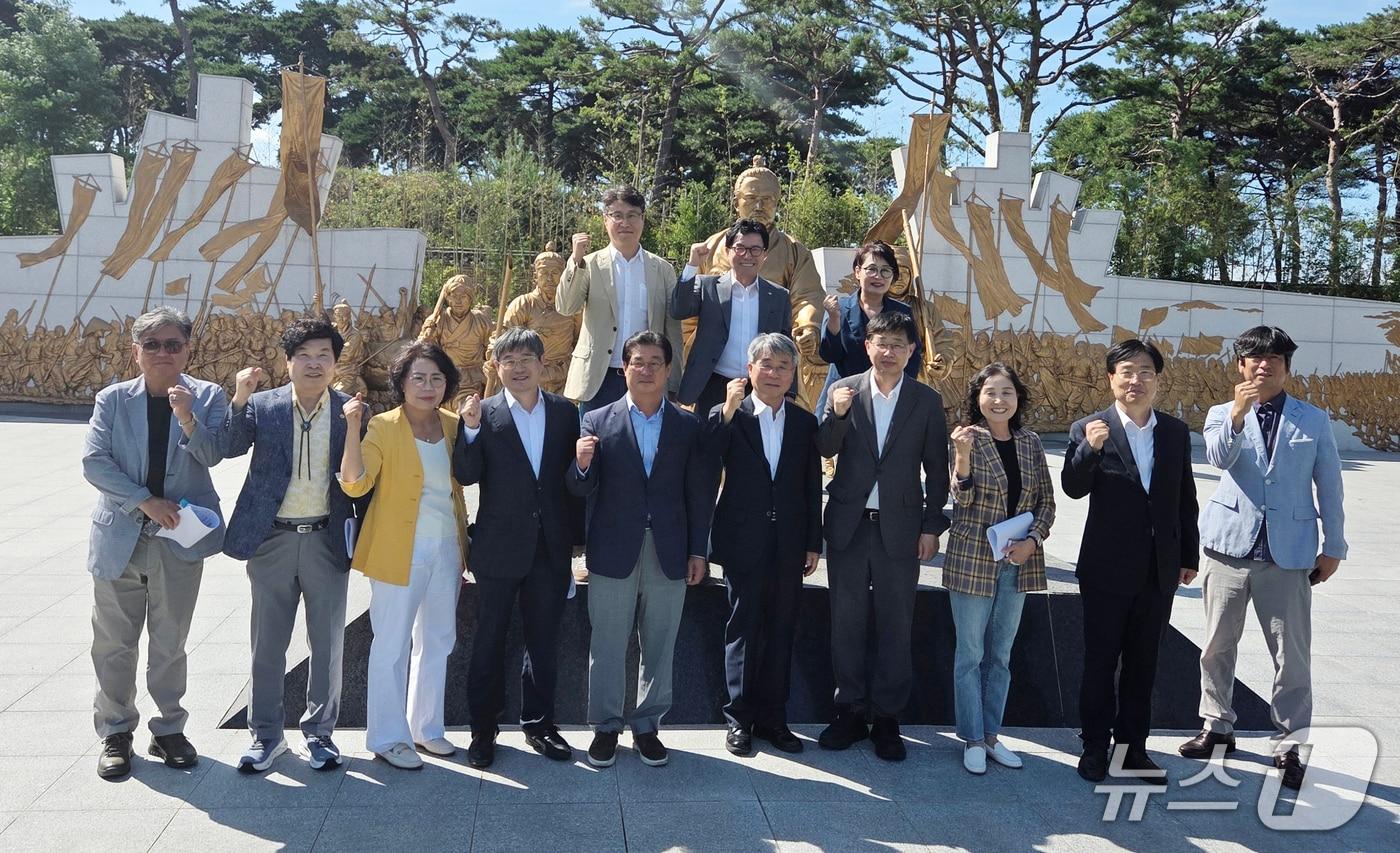 본문 이미지 - 전북도지사직 인수위원회 5극3특 호남·제주 메가시티 특위 위원들이 23일 정읍시 동학농민혁명기념관을 찾아 기념 촬영을 하고 있다.(인수위 제공. 재판매 및 DB금지)/뉴스1