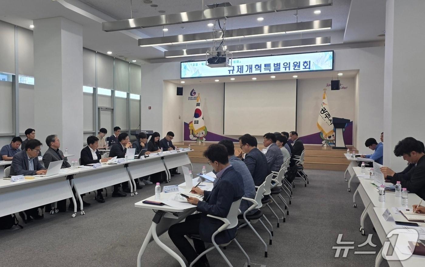 본문 이미지 - 박관열 당선인이 지난 23일 시청 순암홀에서 경기도 등과 가진 ‘광주시 중첩 규제 개선을 위한 간담회’ 모습.(당선인측 제공)