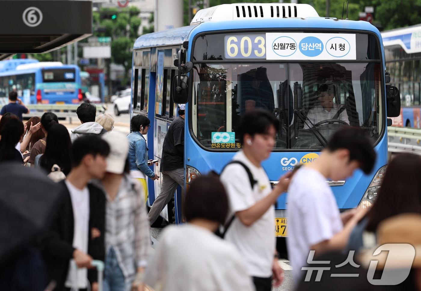 본문 이미지 - 서울 버스 모습.(자료사진) ⓒ 뉴스1 구윤성 기자
