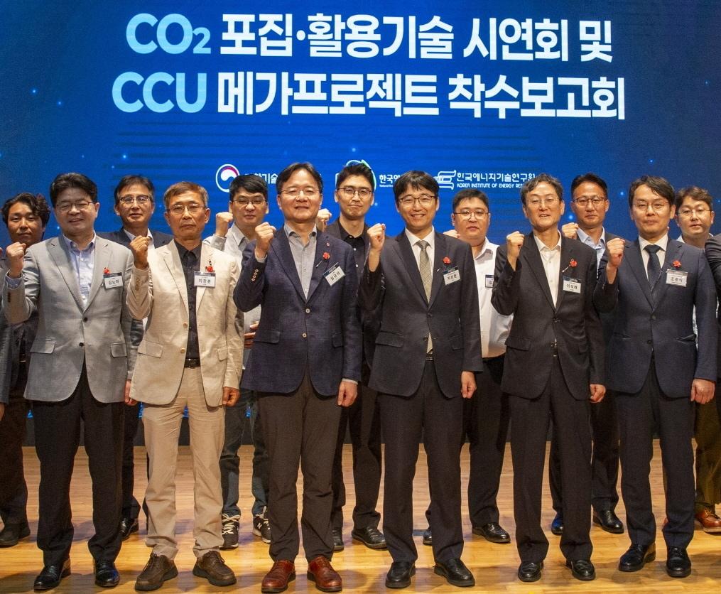 본문 이미지 - LG화학 CTO 심규석 전무(왼쪽에서 3번째)와 김노마 기반기술 연구소장(왼쪽에서 1번째)이 24일 한국에너지기술연구원에서 열린 ‘CO₂ 포집·활용(CCU) 기술 시연회 및 CCU 메가프로젝트 착수보고회’에 참석해 기념 촬영을 하고 있다. (LG화학 제공)