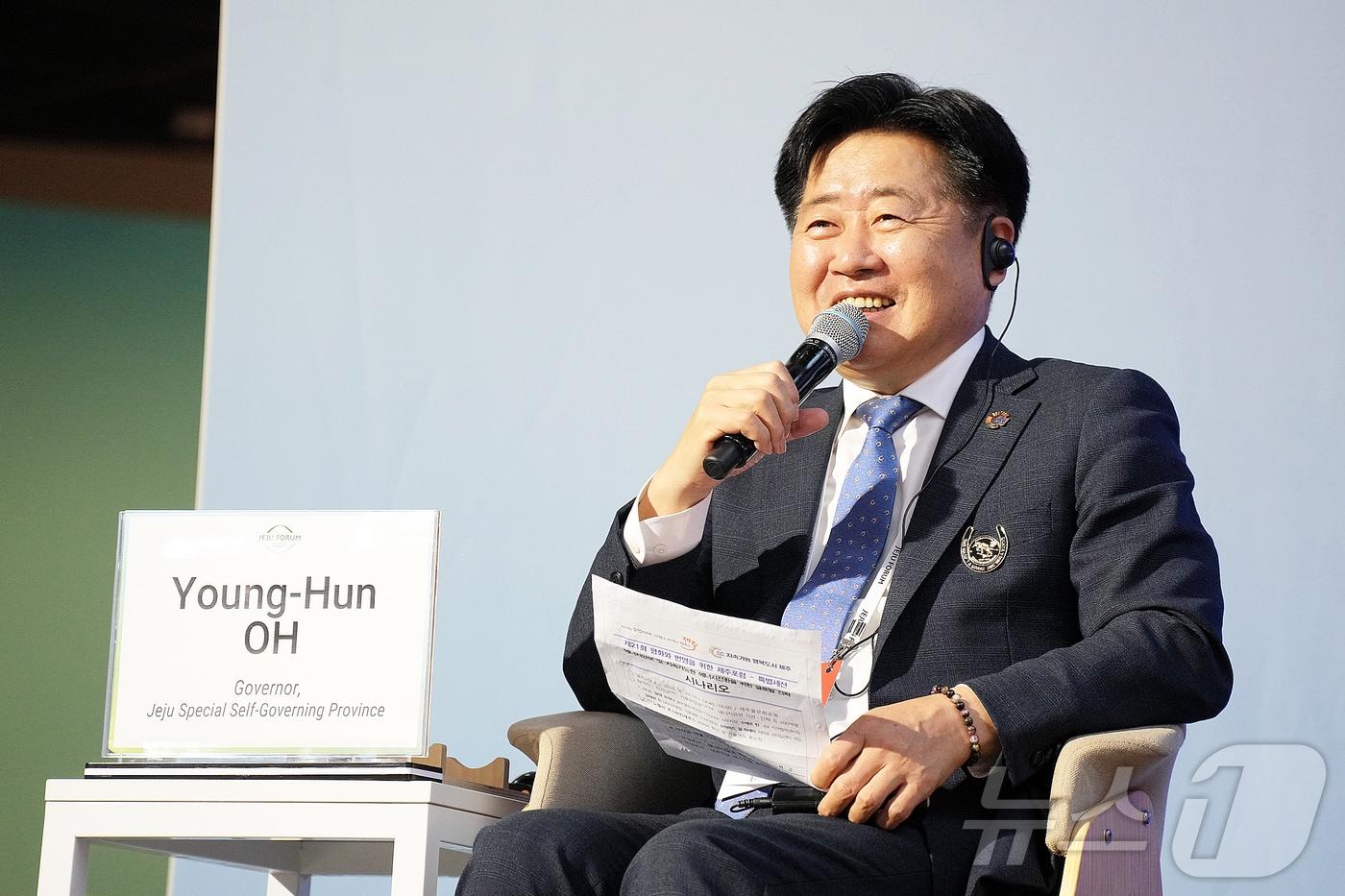 본문 이미지 - 오영훈 제주특별자치도지사가 24일 오후 제주시 조천읍 제주돌문화공원에서 열린 제21회 평화와 번영을 위한 제주포럼 특별세션 '에너지 안보 및 지속 가능한 에너지 전환을 위한 글로벌 전략'에서 발언하고 있다.(제주특별자치도 제공, 재판매 및 DB 금지)