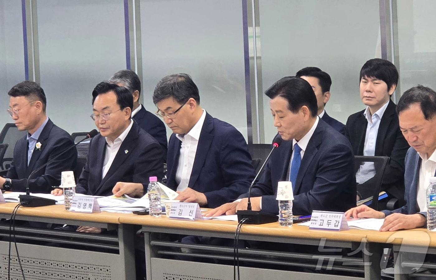 본문 이미지 - 김신 완도군수 당선인, 전남광주통합특별시장 당선인·시·구·군 당선인 업무공유회 참석 (김신 당선인 제공. 재판매 및 DB금지) ⓒ 뉴스1 
