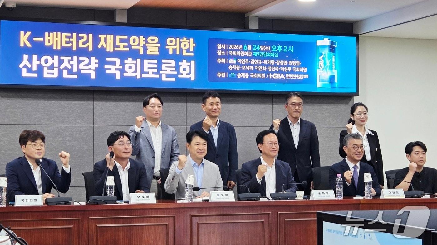 본문 이미지 - 24일 국회에서 열린 'K-배터리 재도약을 위한 산업전략 국회 토론회'에서 참석자들이 기념촬영을 하고 있다. 2026.6.24