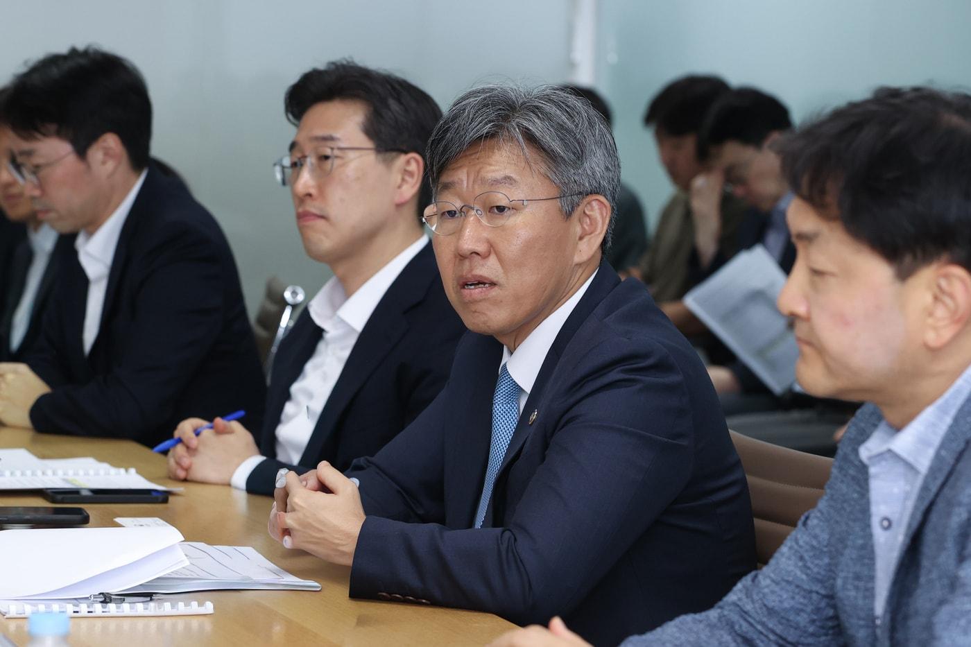 본문 이미지 - 김이탁 국토부 1차관이 24일 서울 용산 국토부·LH 합동 주택공급 TF 회의실에서 열린 ‘공공주택 공급점검 TF 2차 회의’에서 수도권 공공주택 공급 추진 상황을 점검하고 있다(국토교통부 제공).