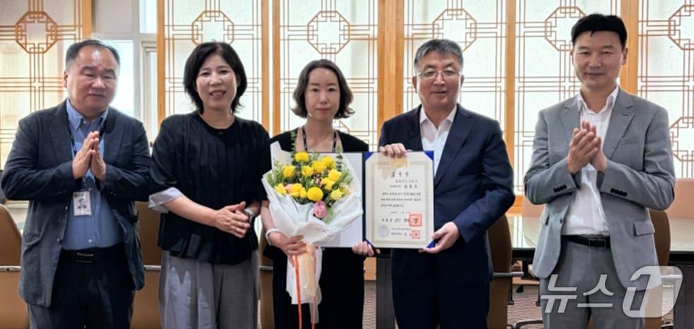 본문 이미지 - 24일 공정은 경북 포항시 복지정책과 주무관(왼쪽 세번째)이 제39회 정보문화의 달 기념식에서 대통령 표창을 받았다. (포항시제공, 재판매 및 DB금지) 2026.6.24/뉴스1