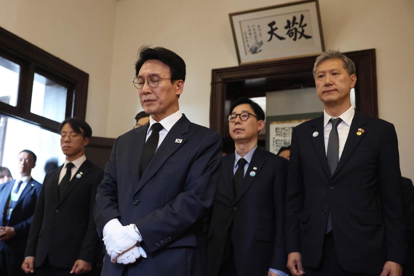 본문 이미지 - 김민석 국무총리가 24일 중국 다롄 관동법원에서 안중근 의사에게 헌화하고 있다.(총리실 제공)