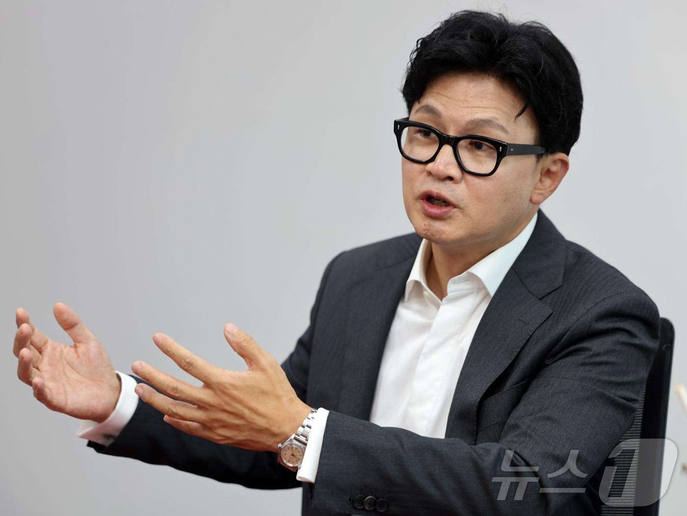 본문 이미지 - 한동훈 무소속 의원이 24일 서울 여의도 국회 의원회관에서 뉴스1과 인터뷰하고 있다. ⓒ 뉴스1 황기선 기자