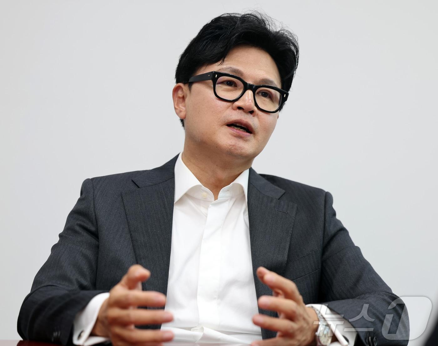 본문 이미지 - 한동훈 무소속 의원이 24일 서울 여의도 국회 의원회관에서 뉴스1과 인터뷰하고 있다. 2026.6.24 ⓒ 뉴스1 황기선 기자