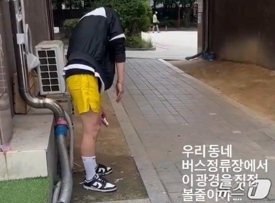 본문 이미지 - A 씨가 비정상적인 자세로 거리에서 한참을 서 있는 모습. (SNS '스레드' 갈무리. 재판매 및 DB 금지)