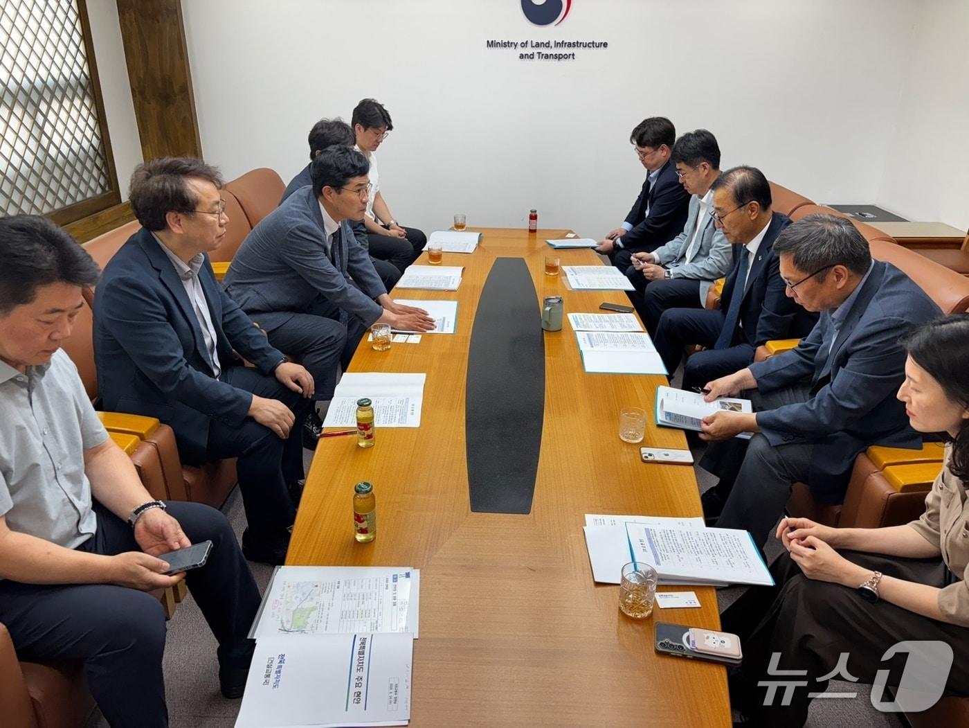 본문 이미지 - 24일 이원택 전북지사 당선인이 김윤덕 국토부 장관을 만나 전북 6대 핵심 SOC 사업에 대한 지원을 요청했다.(전북도지사직 인수위 제공. 재판매 및 DB금지)/뉴스1  
