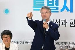본문 이미지 - 민형배 전남광주특별시장 당선인이 23일 전남 목포 김대중 노벨평화상 기념관에서 열린 특별시민과의 대화 여성 분야 행사에 참석해 시민들의 의견을 듣고 있다. 2026.6.23 ⓒ 뉴스1 조수민 수습기자 
