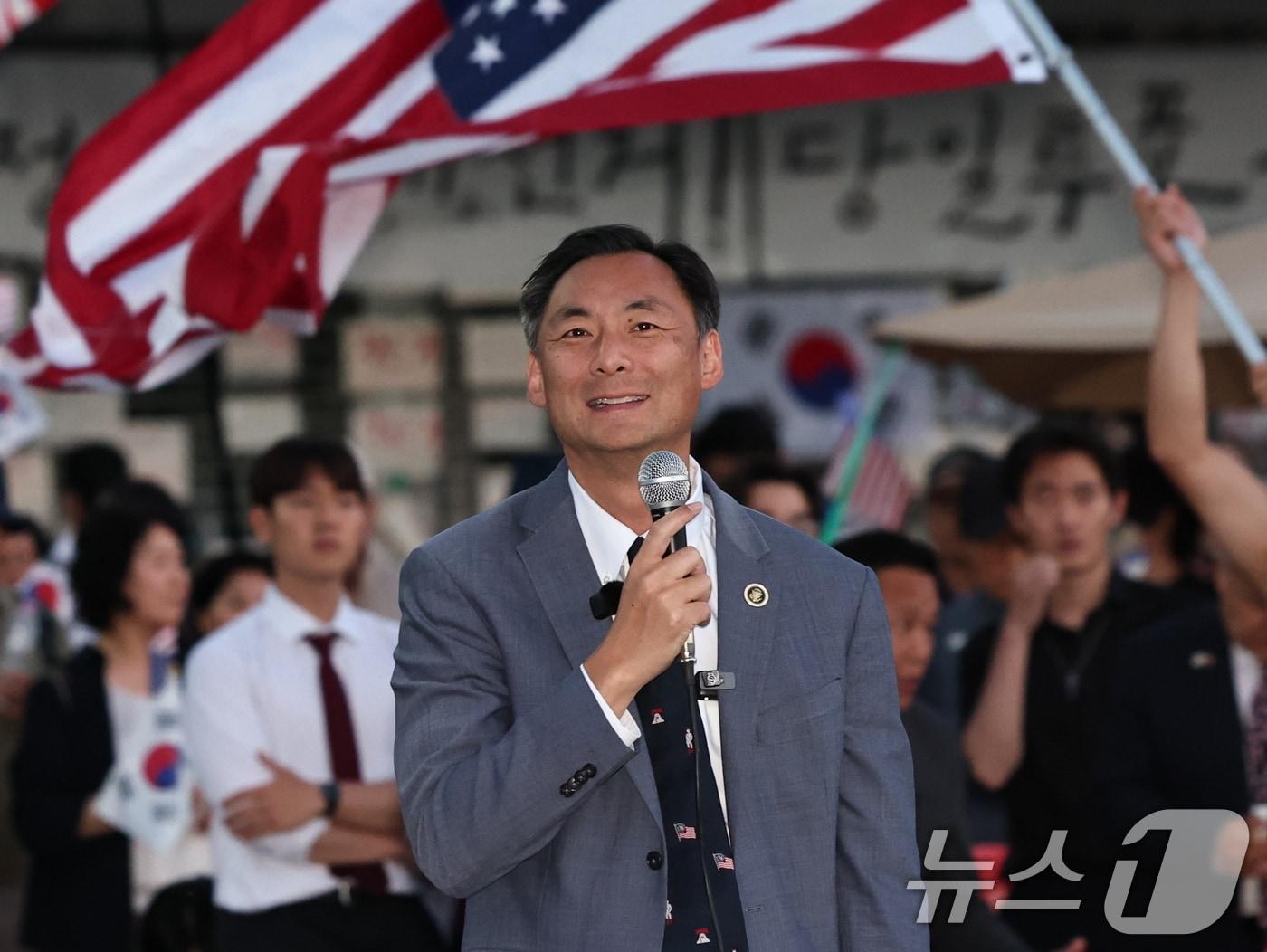 본문 이미지 - 모스 탄(한국명 단현명) 미국 리버티대 교수가 24일 개표소 봉쇄 시위가 열리고 있는 서울 송파구 올림픽공원 핸드볼경기장을 찾아 발언하고 있다. 2026.6.24 ⓒ 뉴스1 구윤성 기자