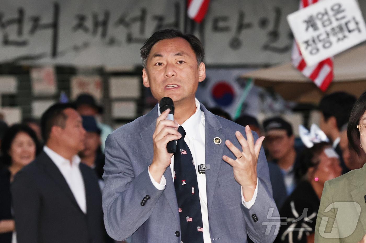 본문 이미지 - 모스 탄(한국명 단현명) 미국 리버티대 교수가 24일 개표소 봉쇄 시위가 열리고 있는 서울 송파구 올림픽공원 핸드볼경기장을 찾아 발언하고 있다. 2026.6.24 ⓒ 뉴스1 구윤성 기자