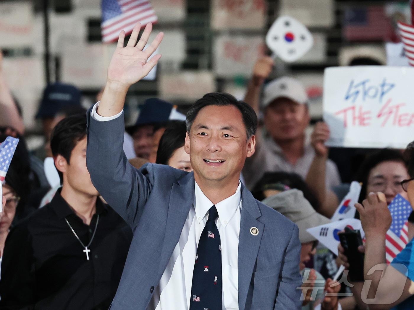 본문 이미지 - 모스 탄(한국명 단현명) 미국 리버티대 교수가 지난달 24일 개표소 봉쇄 시위가 열리고 있는 서울 송파구 올림픽공원 핸드볼경기장을 찾아 손을 들어 인사하고 있다. 2026.6.24 ⓒ 뉴스1 구윤성 기자