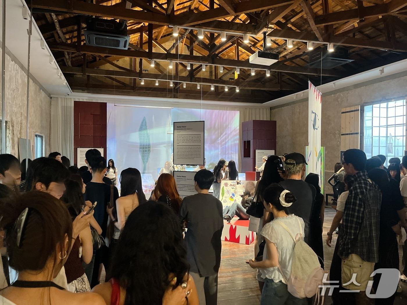 본문 이미지 - 24일 마뗑킴 성수 플래그십 스토어에서 'NEW WORDS, NEW WORTH' 전시 사전 오픈 행사가 열리고 있다. ⓒ 뉴스1 박혜연 기자