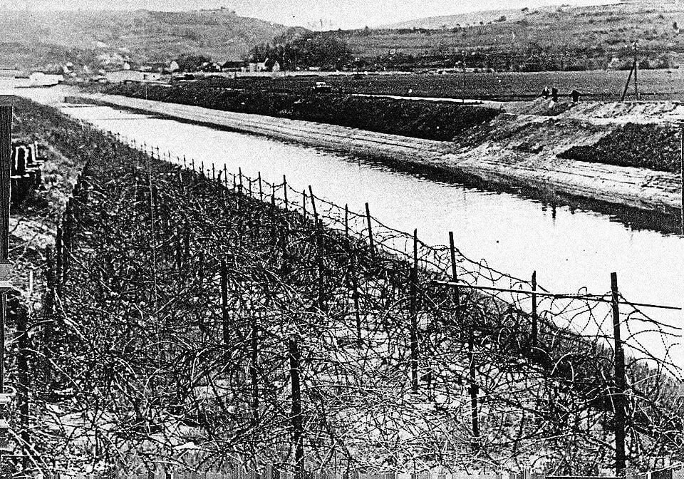 본문 이미지 - 철조망. (출처: U.S. Army, Public domain, via Wikimedia Commons)
