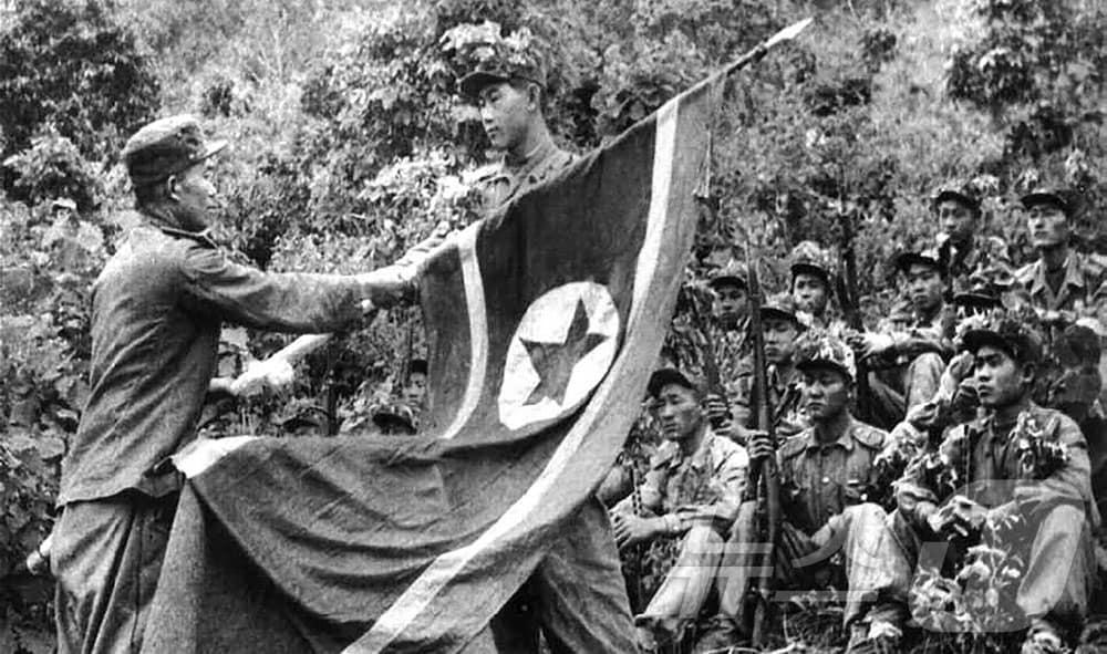 본문 이미지 - (평양 노동신문=뉴스1) = 북한 노동당 기관지 노동신문은 25일 조국해방전쟁(한국전쟁) 시기 인민군 장병들의 전투 모습을 소개하며 수령에 대한 충성과 조국수호 정신이 전승의 원동력이었다고 주장했다. [국내에서만 사용가능. 재배포 금지. DB 금지. For Use Only in the Republic of Korea. Redistribution Prohibited] rodongphoto@news1.kr