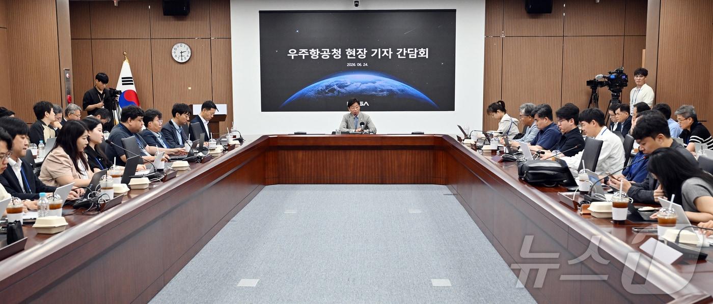 본문 이미지 - 오태석 우주항공청장이 지난 24일 경남 사천 우주항공청에서 열린 현장 기자간담회에서 기자들의 질문에 답하고 있다. 2026.6.25 ⓒ 뉴스1 (우주항공청 제공)