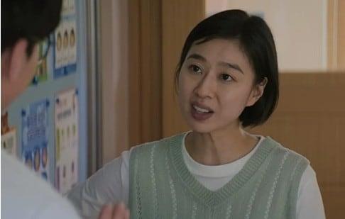 본문 이미지 - 넷플릭스 '참교육' 악성민원 학부모 우진 엄마 장면.