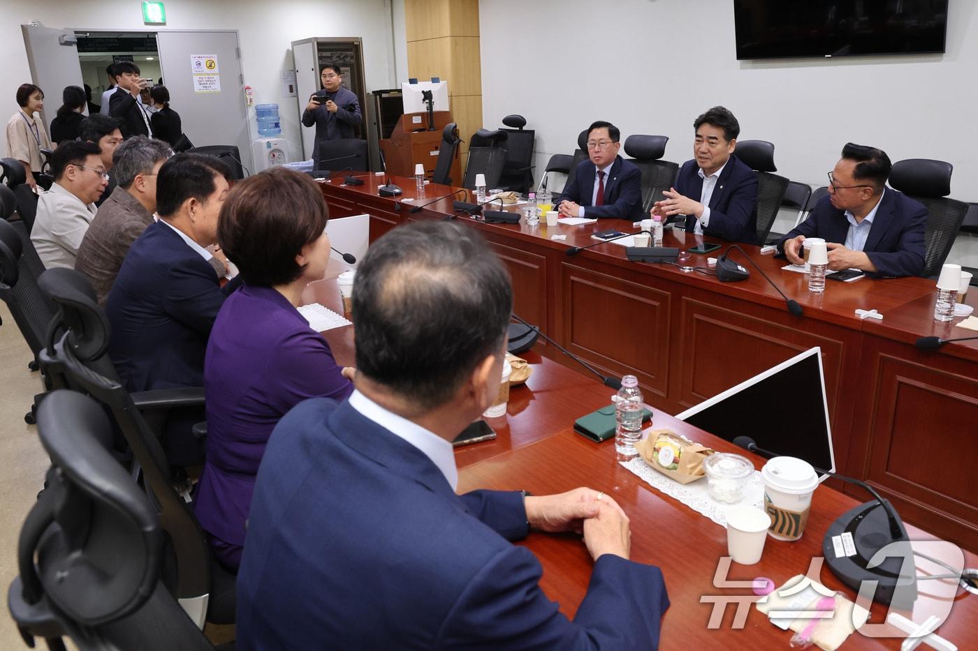 본문 이미지 - 이성권 국민의힘 의원이 25일 오전 서울 여의도 의원회관에서 열린 당내 쇄신파 모임 '대안과 미래' 조찬모임에서 참석 의원들과 대화를 나누고 있다. 2026.6.25 ⓒ 뉴스1 황기선 기자