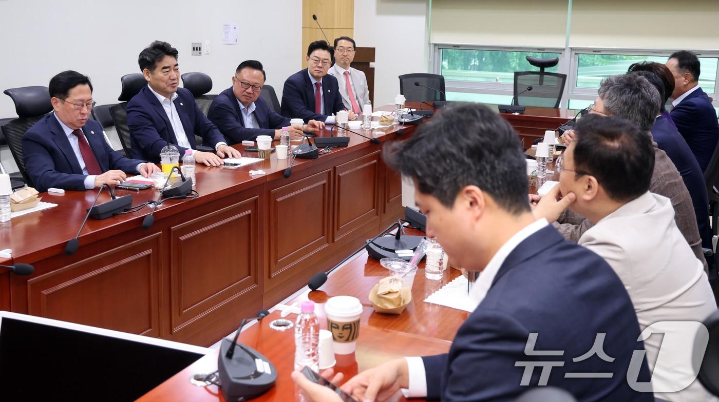 본문 이미지 - 이성권 국민의힘 의원이 25일 오전 서울 여의도 의원회관에서 열린 당내 쇄신파 모임 '대안과 미래' 조찬모임에서 참석 의원들과 대화를 나누고 있다. 2026.6.25 ⓒ 뉴스1 황기선 기자