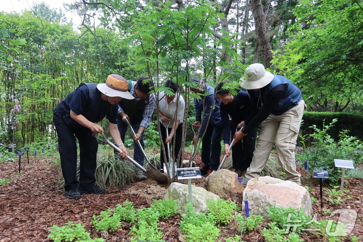 본문 이미지 - 희귀·특산식물보전원 개원식에서 기념 식수를 하고 있다.(수목원 제공. 재판매 및 DB금지)/뉴스1