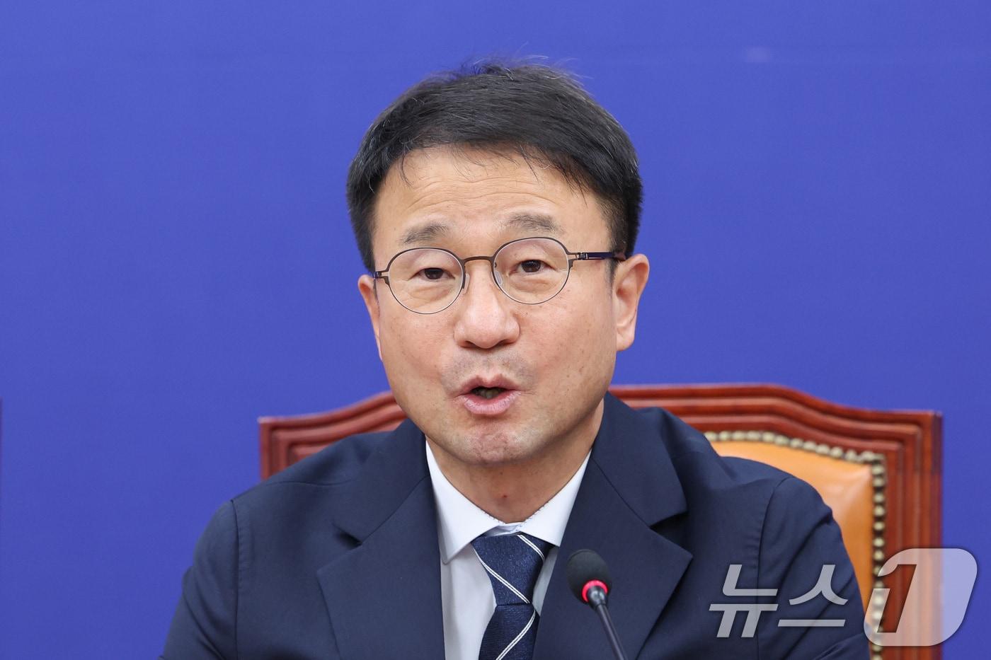 본문 이미지 - 한병도 더불어민주당 대표 직무대행 겸 원내대표가 25일 서울 여의도 국회에서 열린 원내대책회의에서 발언하고 있다. 2026.6.25 ⓒ 뉴스1 신웅수 기자