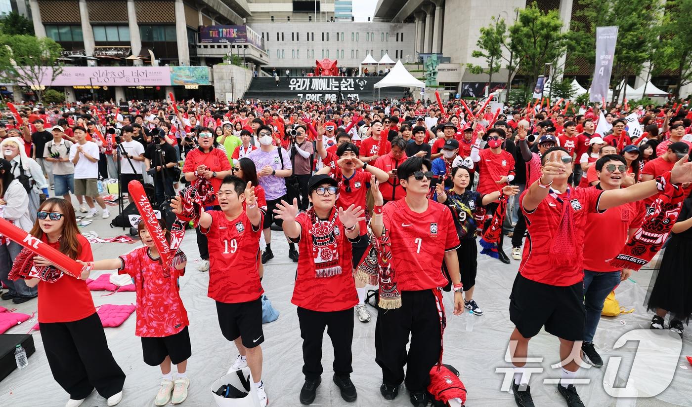 본문 이미지 - 축구 국가대표팀 공식 서포터즈 붉은악마와 시민들이 25일 서울 종로구 광화문광장에서 열린 2026 국제축구연맹(FIFA) 북중미월드컵 A조 조별리그 3차전 대한민국과 남아프리카공화국의 경기 거리응원에서 킥오프를 기다리며 태극전사들을 응원하고있다. ⓒ 뉴스1 오대일 기자