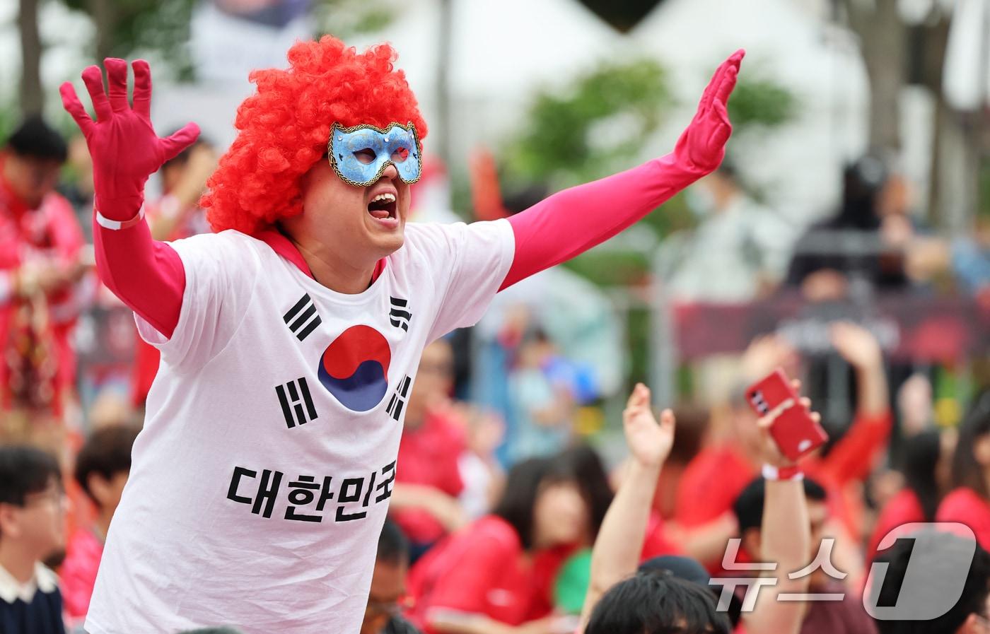본문 이미지 - 축구 국가대표팀 공식 서포터즈 붉은악마와 시민들이 25일 서울 종로구 광화문광장에서 열린 2026 국제축구연맹(FIFA) 북중미월드컵 A조 조별리그 3차전 대한민국과 남아프리카공화국의 경기 거리응원에서 킥오프를 기다리며 태극전사들을 응원하고있다. 2026.6.25 ⓒ 뉴스1 오대일 기자