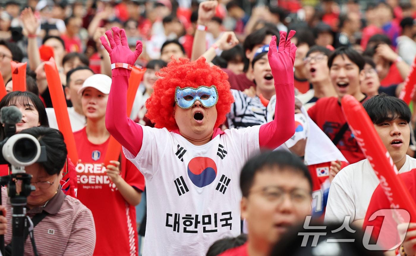 본문 이미지 - 축구 국가대표팀 공식 서포터즈 붉은악마와 시민들이 25일 서울 종로구 광화문광장에서 열린 2026 국제축구연맹(FIFA) 북중미월드컵 A조 조별리그 3차전 대한민국과 남아프리카공화국의 경기 거리응원에서 킥오프를 기다리며 태극전사들을 응원하고있다. 2026.6.25 ⓒ 뉴스1 오대일 기자