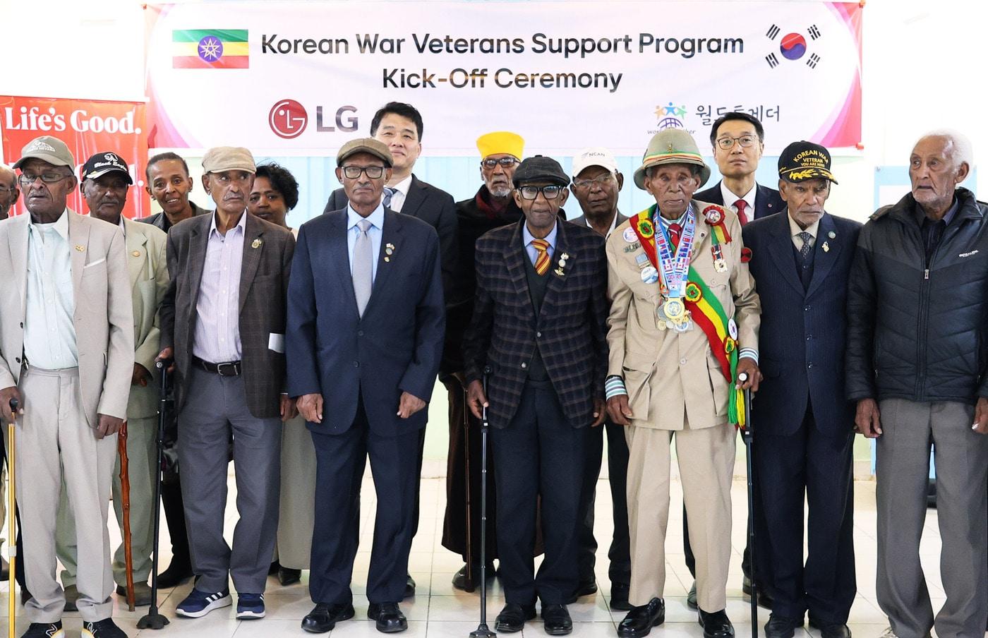 본문 이미지 - LG전자는 최근 에티오피아 소재 한국전쟁 참전용사 기념관에서 향후 1년 간 진행할 참전용사 지원 프로젝트의 출범식을 열었다. 행사에는 정강 주에티오피아한국대사, 양승환 LG전자 에티오피아지점장, 에스티파노스 참전용사협회장과 참전용사 15명 등이 참석했다. (LG전자 제공)