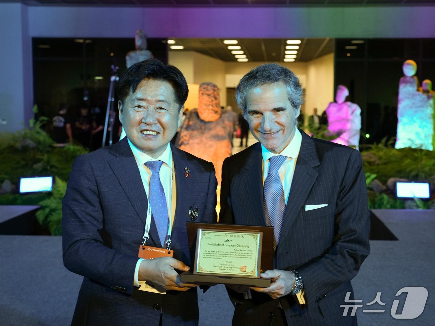 본문 이미지 - 오영훈 지사(왼쪽)와 라파엘 그로시 국제원자력기구(IAEA) 사무총장이 지난 24일 제주돌문화공원에 마련된 제주포럼 만찬행사장에서 기념촬영을 하고 있다.(제주도 제공. 재판매 및 DB 금지)/뉴스1