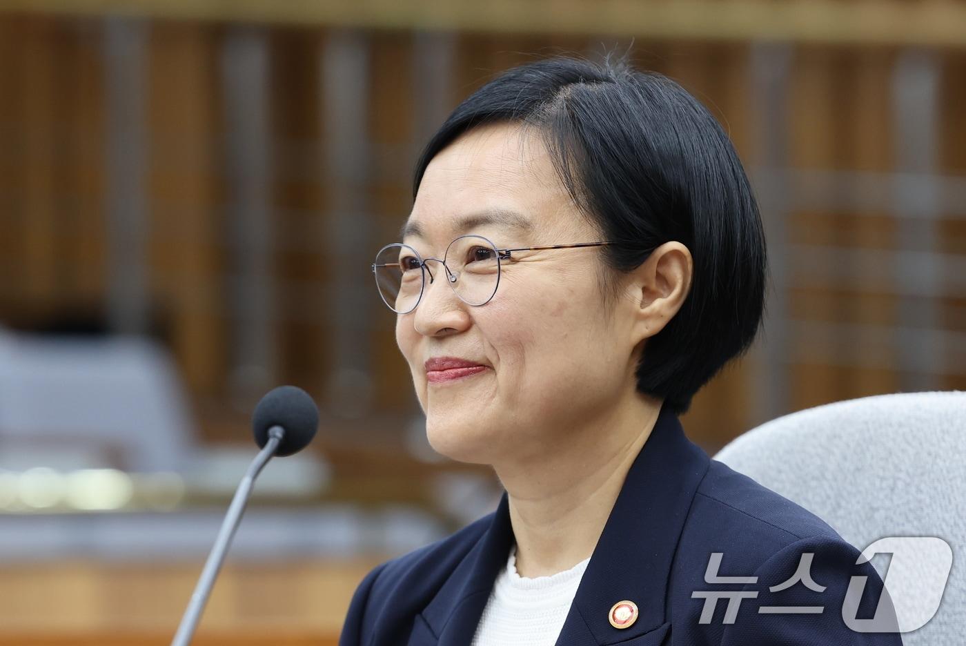 본문 이미지 - 한성숙 국무총리 후보자가 25일 서울 여의도 국회에서 열린 인사청문회에 출석해 자리하고 있다. 2026.6.25 ⓒ 뉴스1 신웅수 기자