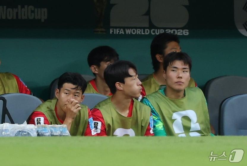 본문 이미지 - 대한민국 축구국가대표 손흥민이 24일(현지시간) 멕시코 몬테레이 스타디움에서 열린 2026 북중미 월드컵 A조 조별리그 3차전 대한민국과 남아프리카 공화국의 경기에서 벤치에 앉아 그라운드를 응시하고 있다. 2026.6.25 ⓒ 뉴스1 박지혜 기자