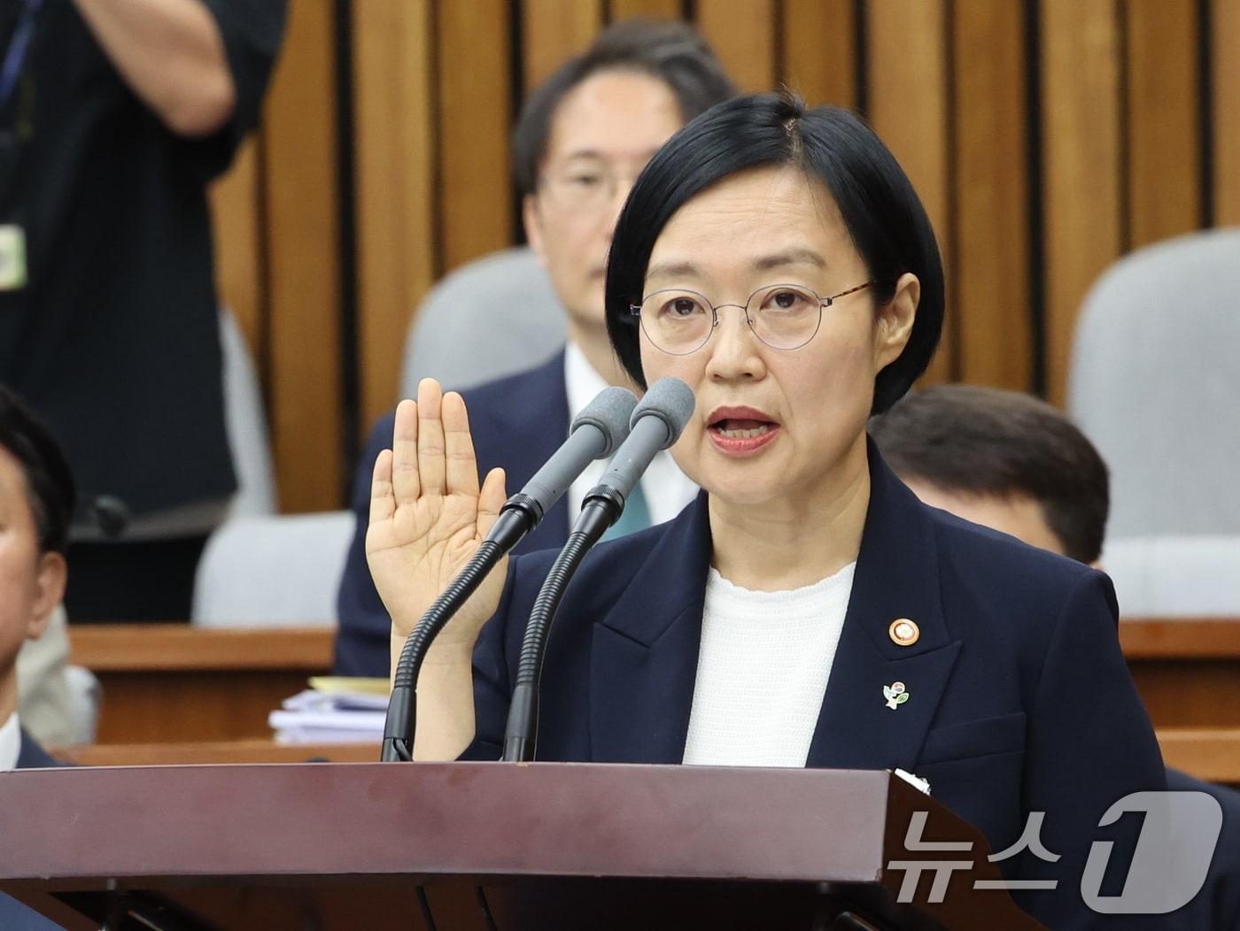 본문 이미지 - 한성숙 국무총리 후보자가 25일 서울 여의도 국회에서 열린 인사청문회에 출석해 선서하고 있다. 2026.6.25 ⓒ 뉴스1 황기선 기자