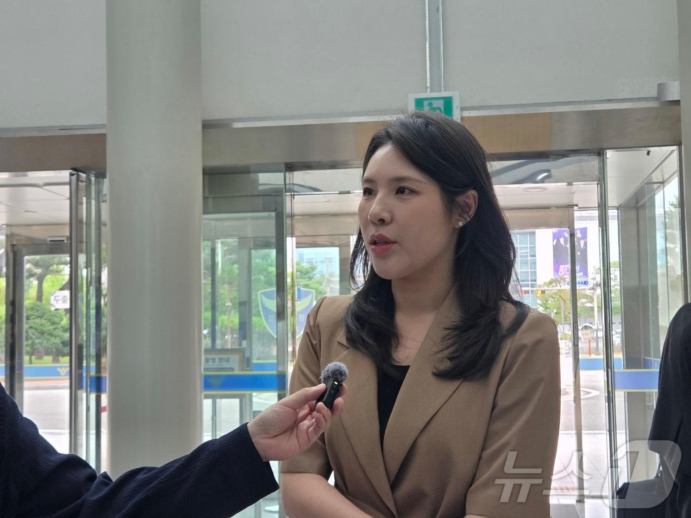 본문 이미지 - 25일 오전 10시께 김슬지 전북도의원이 '이원택 식사비 대납 의혹'과 관련해 세 번째 경찰 조사를 받기 위해 전북경찰청에 출석해 취재진의 질문에 답하고 있다. ⓒ 뉴스1 장수인 기자