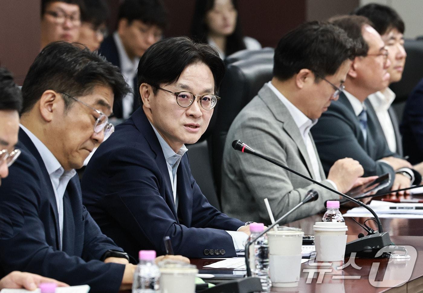 본문 이미지 - 김정관 산업통상부 장관이 25일 서울 종로구 한국무역보험공사 대회의실에서 열린 제1회 산업·자원안보 전략회의를 주재하고 있다. (산업통상부 제공. 재판매 및 DB금지) 2026.6.25 ⓒ 뉴스1