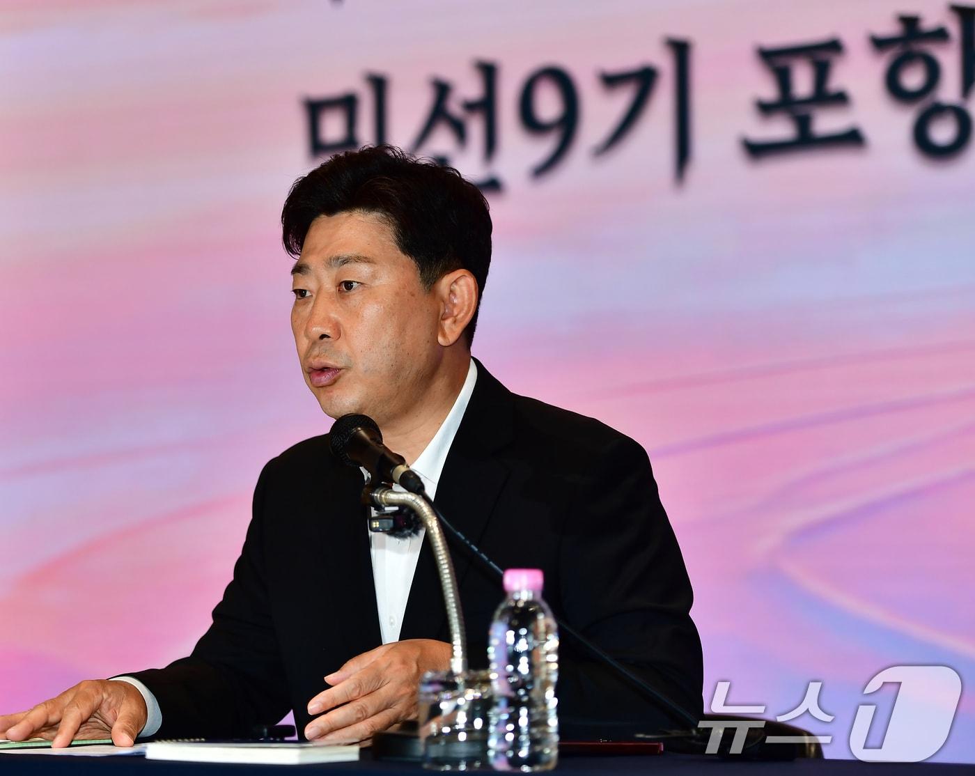 본문 이미지 - 박용선 경북 포항시장 당선인이 25일 포항첨단해양R&D센터에서 가진 기자회견에서 시정 운영 방향을 설명하고 있다. 박 당선인은 "재정 진단과 정상화에 필요한 부분에 대한 검토를 마쳤다"고 말했다. 2026.6.25 ⓒ 뉴스1 최창호 기자