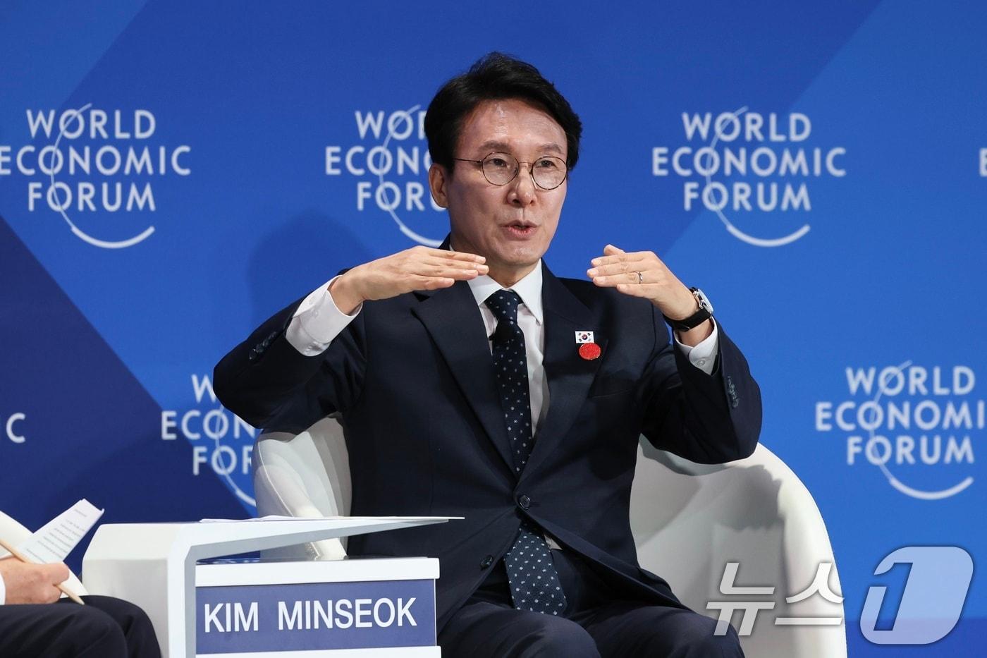 본문 이미지 - 김민석 국무총리가 지난 24일(현지시간) 중국 다롄 국제컨벤션센터에서 열린 하계 다보스포럼에서 특별연설을 하고 있다. (총리실 제공. 재판매 및 DB금지) 2026.6.25 ⓒ 뉴스1