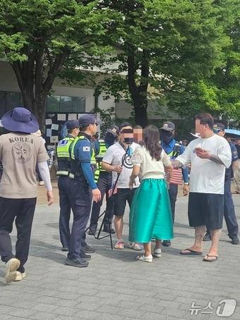 본문 이미지 - 지난 22일 송파구 올림픽공원 핸드볼경기장 개표소 봉쇄 시위 현장에서 40대 여성 김 모 씨가 다른 유튜버들과 말다툼을 벌이고 있다. 2026.06.25/ⓒ 뉴스1 윤지오 기자