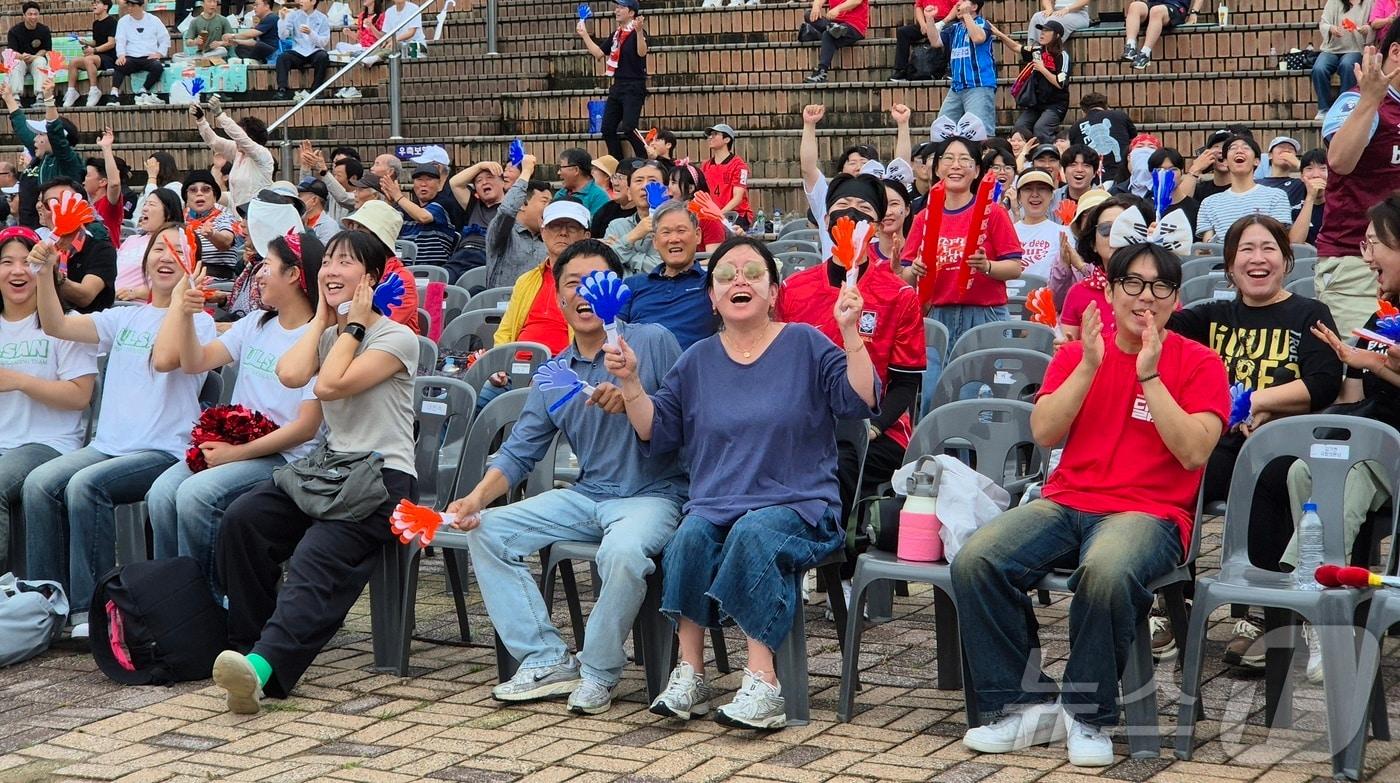 본문 이미지 - 25일 오전 울산 시민들이 울산 남구 문수호반광장에서  '2026 FIFA(국제축구연맹) 북중미 월드컵' 본선 조별리그 3차전 대한민국과 남아프리카공화국 경기에 나선 축구 국가대표팀을 응원하고 있다. 2026.6.25 ⓒ 뉴스1 박정현 기자