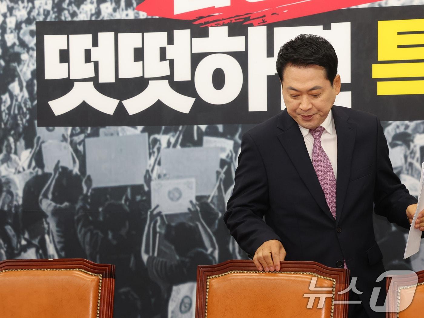 본문 이미지 - 장동혁 국민의힘 대표가 지난 25일 오전 서울 여의도 국회에서 열린 최고위원회의에 참석하고 있다. 2026.6.25 ⓒ 뉴스1 황기선 기자