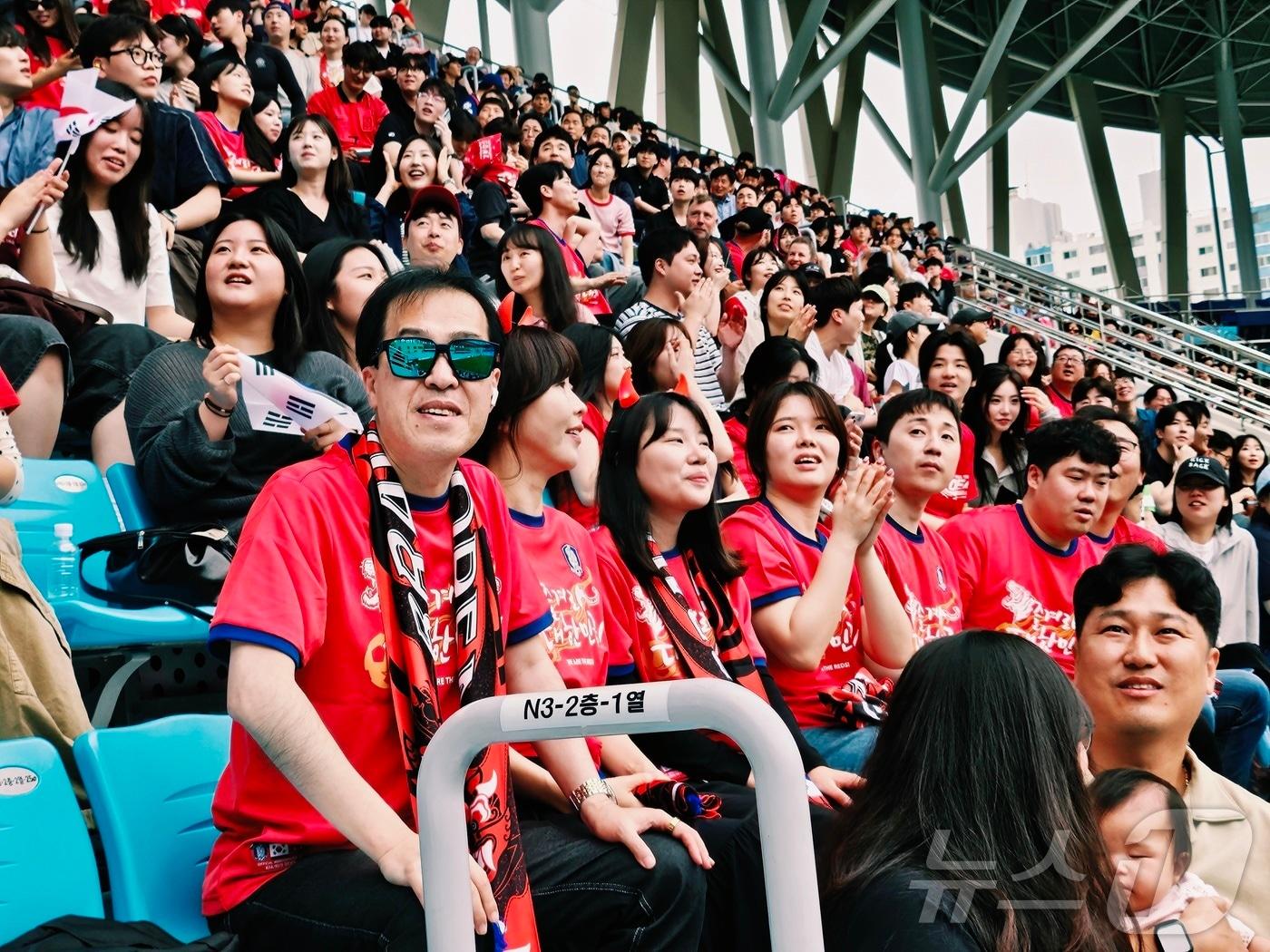 본문 이미지 - 25일 대구 북구 고성동 대구iM뱅크파크에서 시민과 축구팬들이 '2026 FIFA(국제축구연맹) 북중미 월드컵' 본선 조별리그 3차전에 나선 대한민국 축구 국가대표팀을 응원하고 있다. 2026.6.25 ⓒ 뉴스1 남승렬 기자