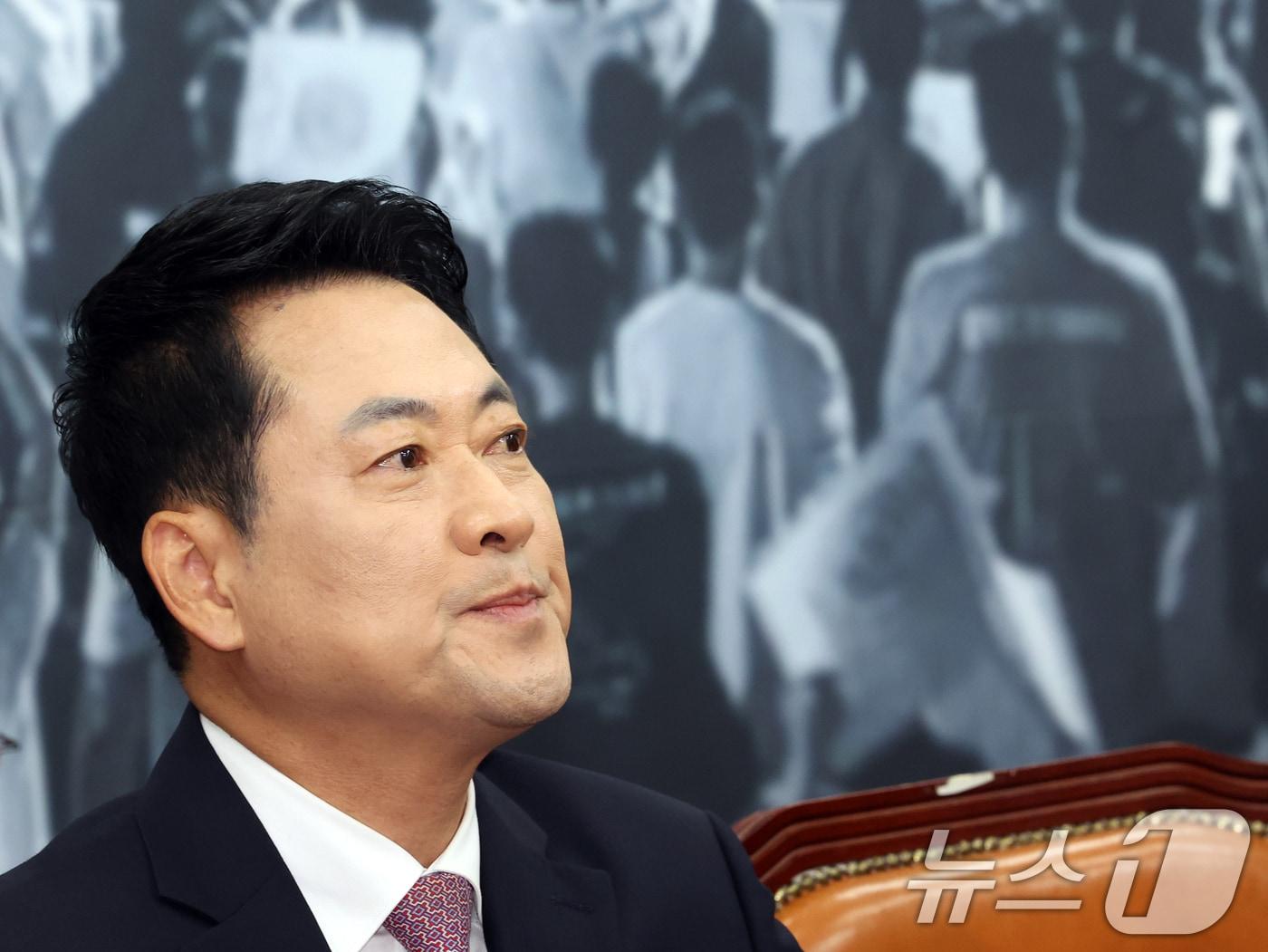 본문 이미지 - 장동혁 국민의힘 대표가 25일 오전 서울 여의도 국회에서 열린 최고위원회의에서 생각에 잠겨 있다. 2026.6.25 ⓒ 뉴스1 황기선 기자
