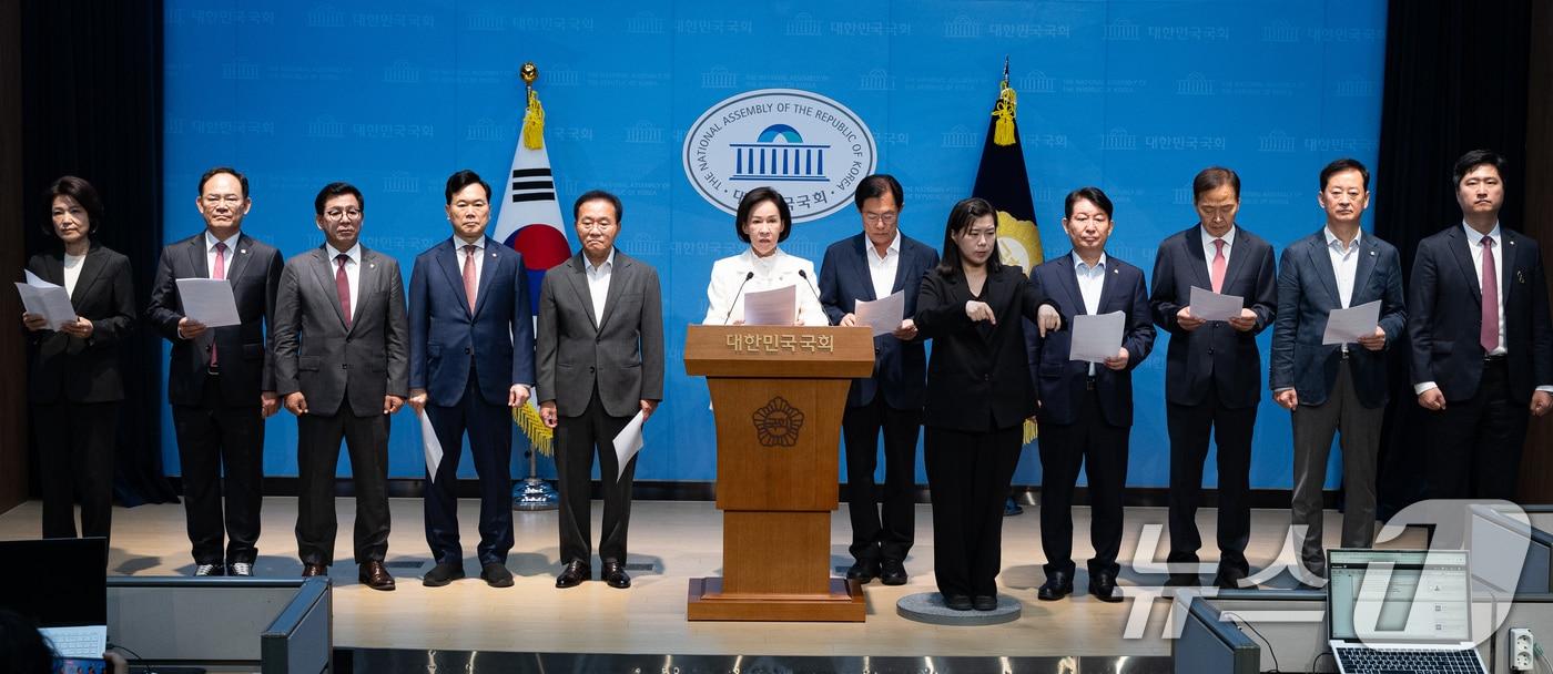 본문 이미지 - 국민의힘 대구·경북 지역 의원들이 25일 서울 여의도 국회 소통관에서 광주·전남권 제2국가 반도체 클러스터 조성 추진 관련 기자회견을 하고 있다. 2026.6.25 ⓒ 뉴스1 유승관 기자