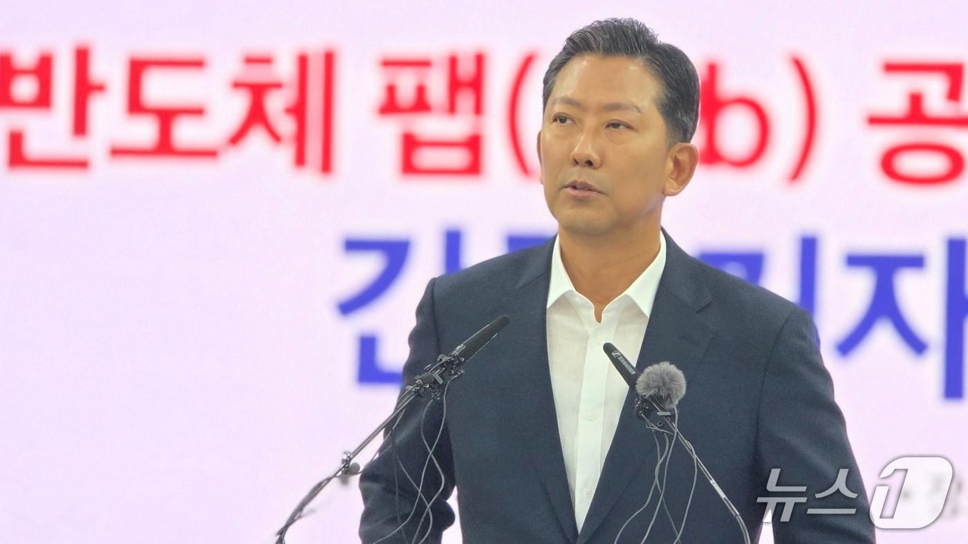 본문 이미지 - 김장호 구미시장이 25일 시청에서 반도체 팹공장 유치 관련 기자회견을 하고 있다.2026.6.25//뉴스1