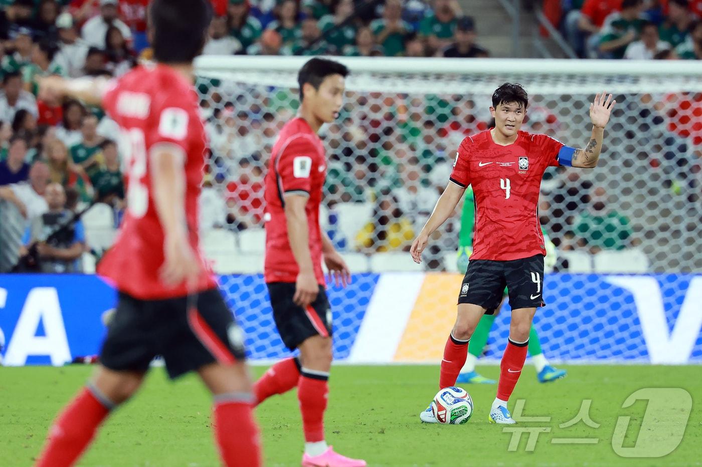본문 이미지 - 대한민국 축구국가대표팀 김민재가 24일(현지시간) 멕시코 몬테레이 스타디움에서 열린 2026 북중미 월드컵 A조 조별리그 3차전 대한민국과 남아프리카 공화국의 경기에서 작전을 조율하고 있다. 2026.6.25 ⓒ 뉴스1 임세영 기자