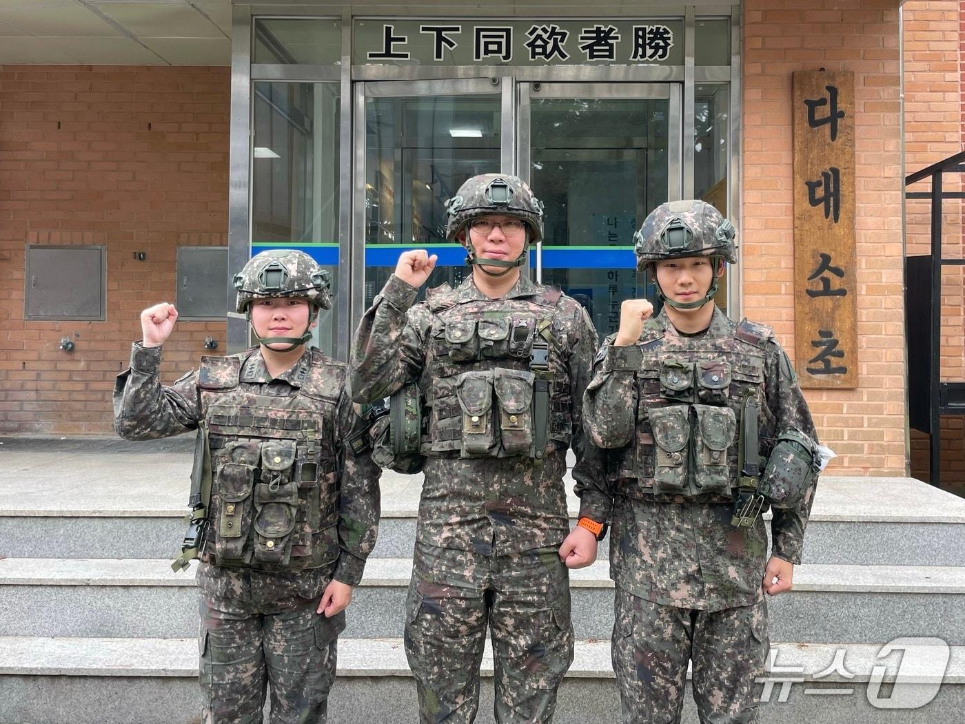 본문 이미지 - 53사단 부산여단 소속 이예담 대위와 홍용천 원사, 김재민 일병이 기념사진을 촬영하고 있다. (육군 53사단 제공. 재판매 및 DB 금지)