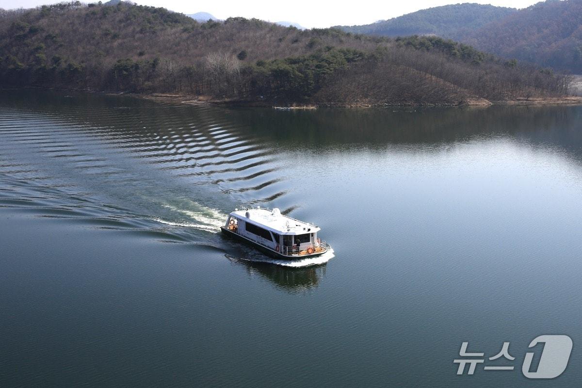 본문 이미지 - 충북 옥천군 대청호에 운항 중인 친환경 전기도선 '정지용호'.(옥천군 제공. 재판매 및 DB금지)/뉴스1