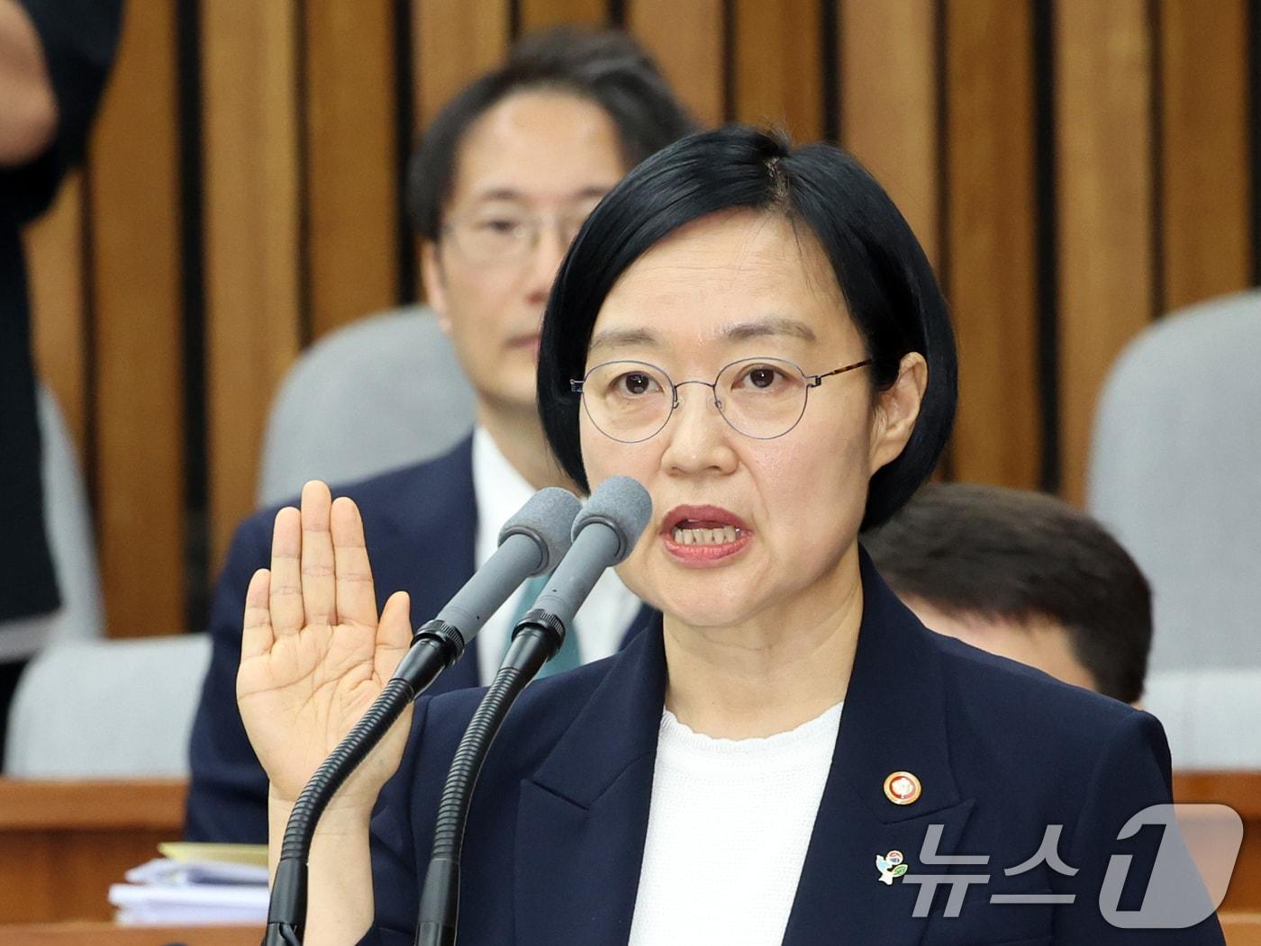 본문 이미지 - 한성숙 국무총리 후보자가 25일 서울 여의도 국회에서 열린 인사청문회에 출석해 선서하고 있다. 2026.6.25 ⓒ 뉴스1 황기선 기자
